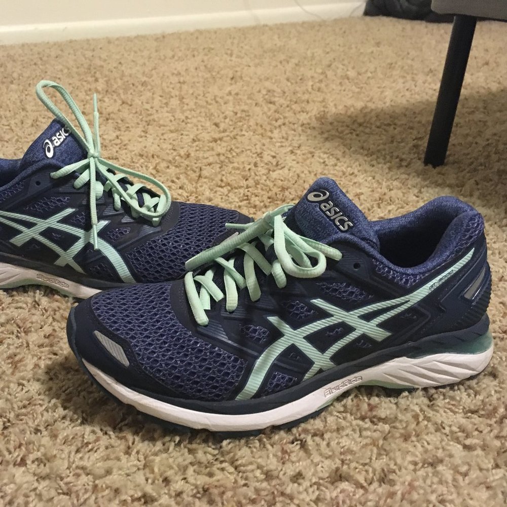 Like New - Asics GT-3000 size 9.5
